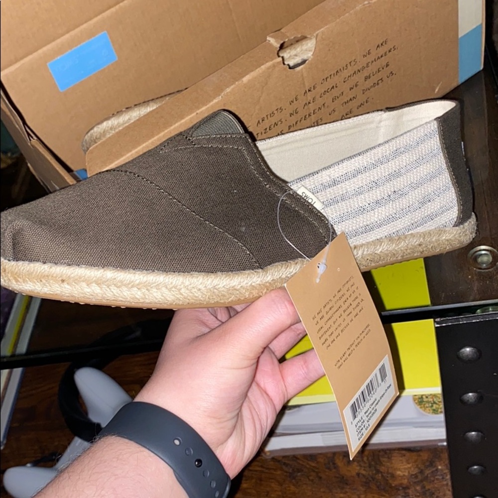 Men’s 10.5 Toms